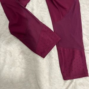 Athleta high waisted capri pant/cropped leggings w/ mesh details& hidden pocket